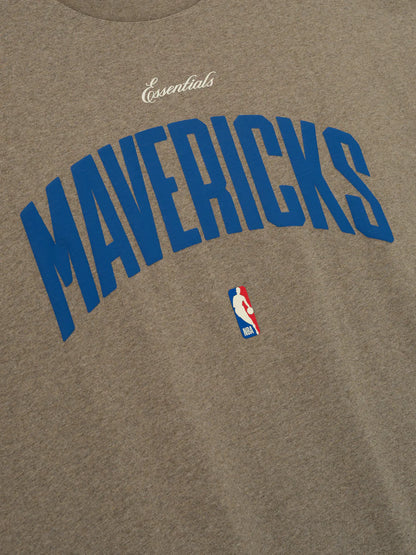 ESSENTIALS Mavericks 90s Tee